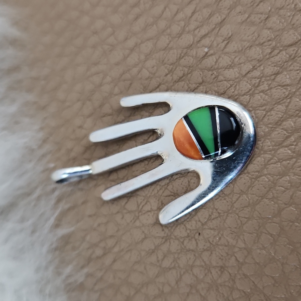 Beautiful NWOT Native American Navajo Multi-stone Inlaid Hand Pendant 🖤🤚❤️ - Picture 5 of 9